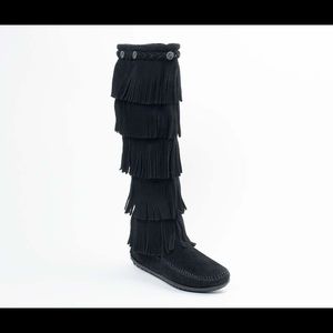 Minnetonka 5 layer fringe boots black